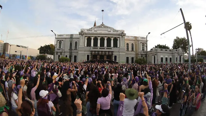 Marcha 8M afuera de edificio de la UdeG